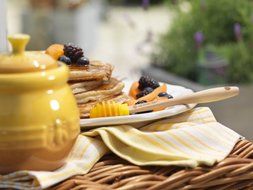 Le Creuset Stoneware 15-Ounce Honey Pot, Dijon N4