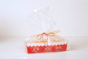 Simply Baked Paper Loaf Pan Gift Set, (6-Red pans, knives, bags &amp; twine), Holiday Themed, Great for Gift Giving... N2