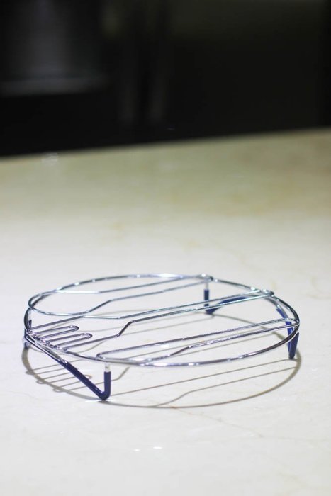 Modern Outlook Round Pot Holder, Metal Cooling Rack, Unique Utensil Design, Anti-Slip Coating, Chrome Finish,... N9