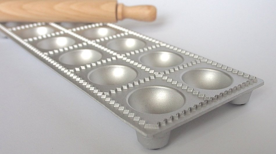 Eppicotispai 24-Hole Aluminum Square Ravioli Maker with Rolling Pin N5