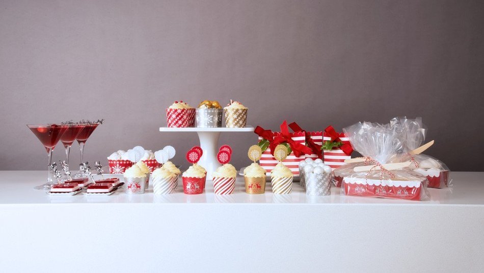 Simply Baked Small Paper Baking Cups & Cake Toppers, Red N28