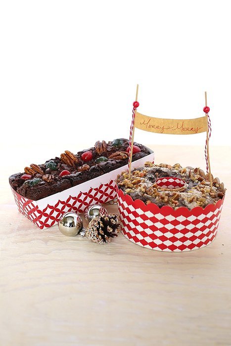 Simply Baked Paper Loaf Pan Gift Set, (6-Red pans, knives, bags & twine), Holiday Themed, Great for Gift Giving... N4