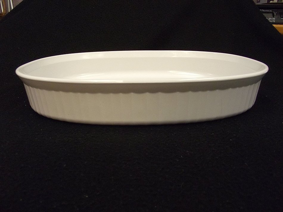 Corning Ware Oval Baker in the French White 2.5 Litter F-4-B N2