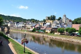 village river houses dordogne