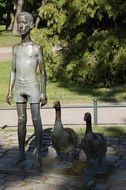 scuplture of a boy with geese in malmo