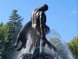 bydgoszcz fontain flood bronze statue