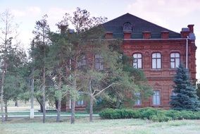 red building in autumn park