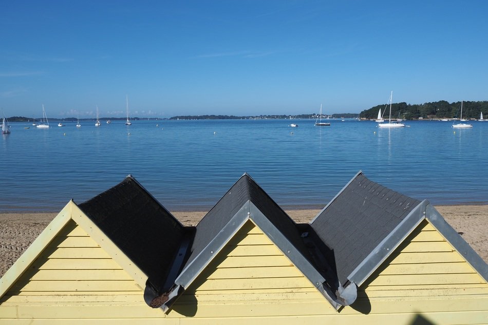 roofs of houses in the background of the sea