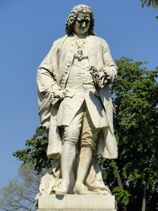 monument to the bernard de jussieu