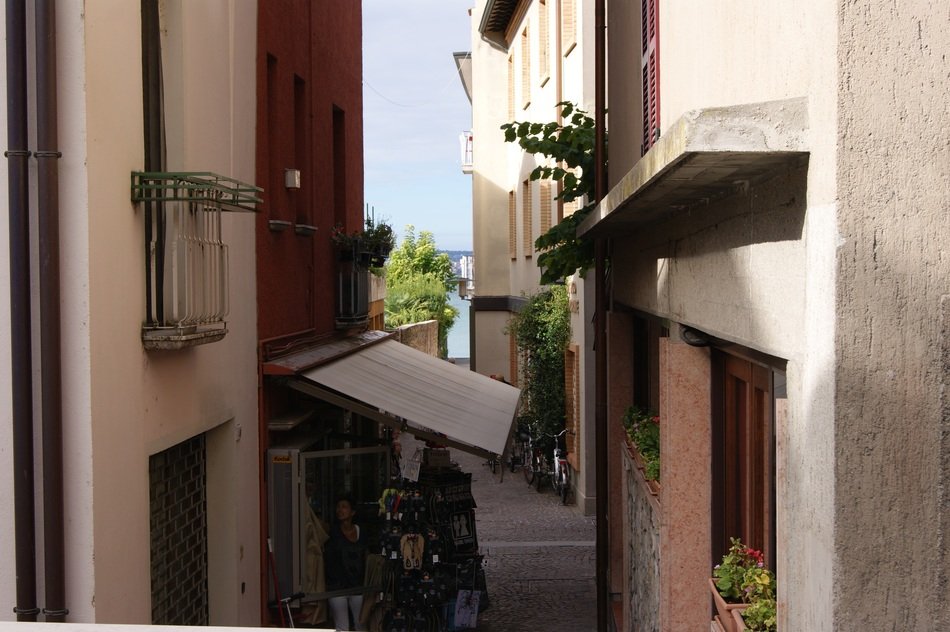 sirmione narrow street