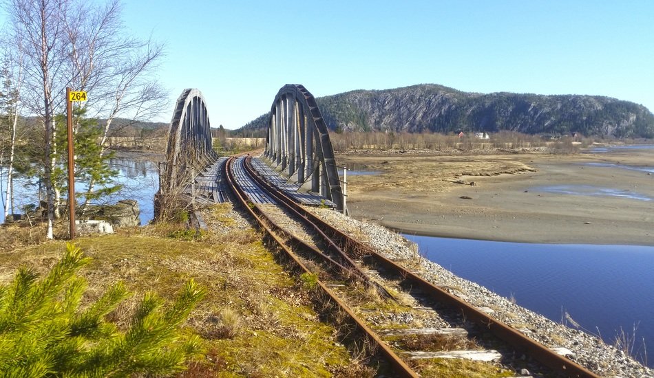 train norway sea light