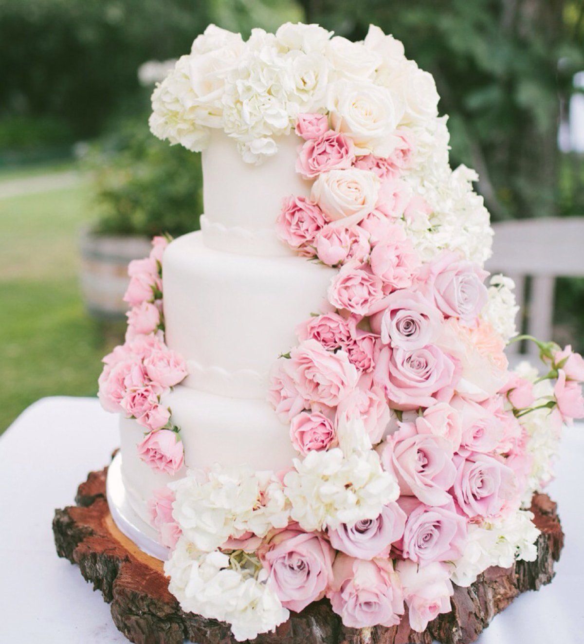 Decorating Wedding Cake with Flowers