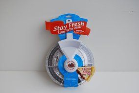 Stay Fresh &quot;Leave-In&quot; Pie Cutter