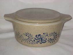 Vintage 1970&#039;s Pyrex HOMESTEAD Tan &amp; Blue Cinderella 1 1/2 Quart Casserole