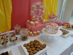Elegant Ferris Wheel Cupcake Stand Rotating Dessert Holder Station Tower Spinning Cupcake Tray N5