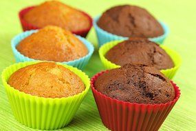 SafeGadgets Silicone Cupcake Liners. Pack of 12 Non&ndash;Stick Muffin Baking Cups, Bakeware sets. N9