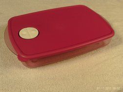 TUPPERWARE ROCK N SERVE LARGE SHALLOW 6 CUP FUCHSIA TINT CLEAR WITH FUCHSIA SEAL AND WHITE VENT