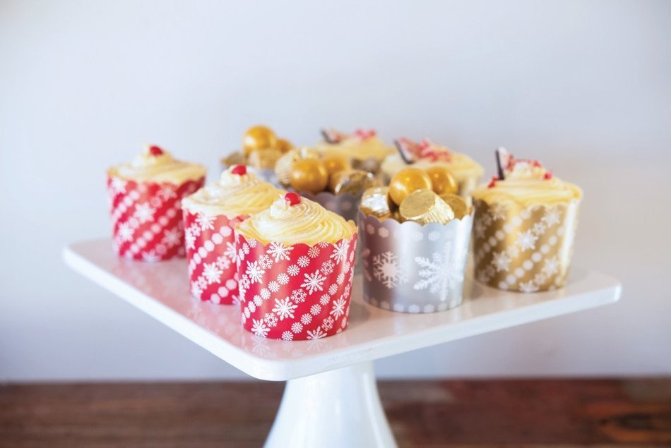Simply Baked Large Paper Baking Cup, Red, White & Blue, 20-Pack, Entertain with Ease and Style, Serve Cupcakes... N5