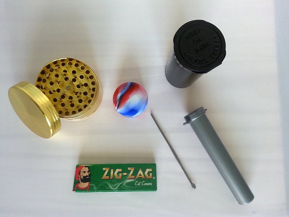 Golden Bell Gold 4 PIECE ALUMINUM Tobacco Spice Herb Grinder & 5 FREE Bonus Items!