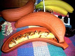 TERRACOTTA CLAY BANANA BAKER WITH LID