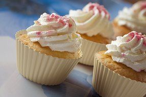 Simple Home Creations Nonstick Silicone Muffin Cups 12 Standard Cupcake Size Cup Cream &amp; Brown N8