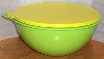 Tupperware 32 Cup Thatsa Bowl