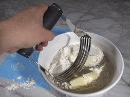 GS Professional Heavy Duty Stainless Steel Pastry Dough Blender Mixer Cutter with Blades and Bonus Pastry Mat N4