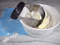 GS Professional Heavy Duty Stainless Steel Pastry Dough Blender Mixer Cutter with Blades and Bonus Pastry Mat N5