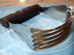 GS Professional Heavy Duty Stainless Steel Pastry Dough Blender Mixer Cutter with Blades and Bonus Pastry Mat N6