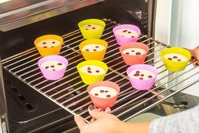 Theo&#039;s Bakeware Silicone Cupcake Liners, Round Shape Muffin Cups, Pack of 24 / 4 Colors Reusable &amp; Nonstick Standard... N7