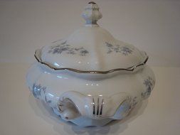 Johann Haviland Fine China Blue Garland Covered Casserole Dish N2