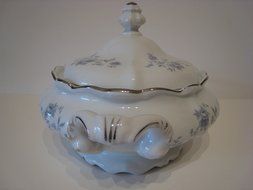 Johann Haviland Fine China Blue Garland Covered Casserole Dish N4