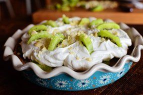 The Pioneer Woman 4 Piece Bundle Bakeware Cookware Set Stoneware Pie Dish Flea Market Rolling Pin Ruffle Top Ceramic... N4