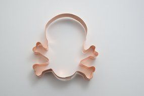 4 Inch Skull and Crossbones Halloween Cookie Cutter N3