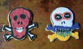 4 Inch Skull and Crossbones Halloween Cookie Cutter N4