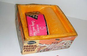 Vintage Mirro Cookie Press 12 Cookie Plates + 3 Pastry Tips 358-AM N3
