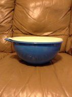Tupperware Thatsa Bowl 19-cup in Salt Water Taffy Blue by Tupperware