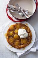 Le Creuset Enameled Cast-Iron 9-3/4-Inch Round Tarte Tatin Pan, Cherry N7
