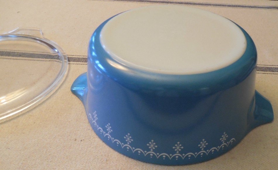 Vintage 1970's Pyrex Blue Snowflake Garland 2 1/2 Quart Casserole Baking Dish w/ Clear Lid N3