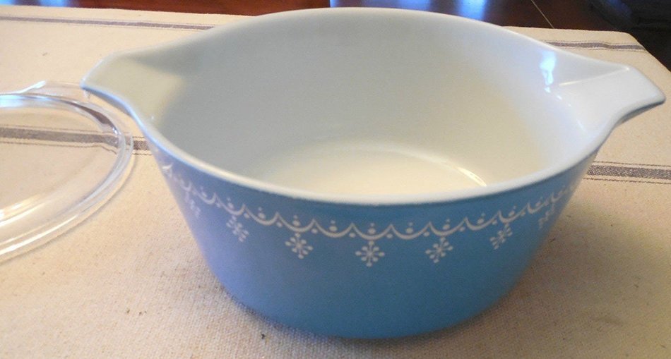 Vintage 1970's Pyrex Blue Snowflake Garland 2 1/2 Quart Casserole Baking Dish w/ Clear Lid N5