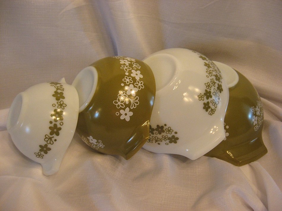 Vintage Pyrex Spring Blossom Cinderella Mixing Bowl Set- 400, 401, 402, 404- 1 1/2 Pint, 1 1/2 Quart, 2 1/2 Quart... N2