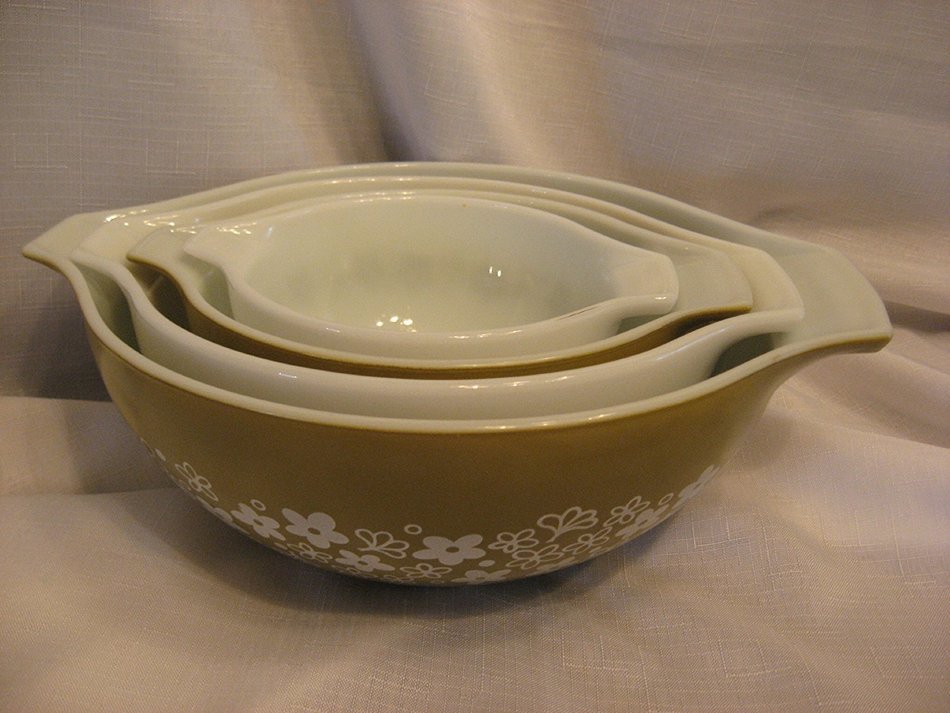 Vintage Pyrex Spring Blossom Cinderella Mixing Bowl Set- 400, 401, 402, 404- 1 1/2 Pint, 1 1/2 Quart, 2 1/2 Quart... N5