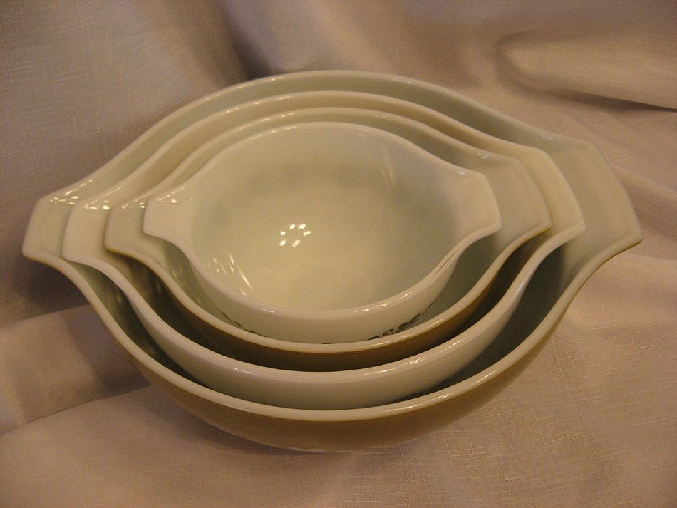 Vintage Pyrex Spring Blossom Cinderella Mixing Bowl Set- 400, 401, 402, 404- 1 1/2 Pint, 1 1/2 Quart, 2 1/2 Quart... N6