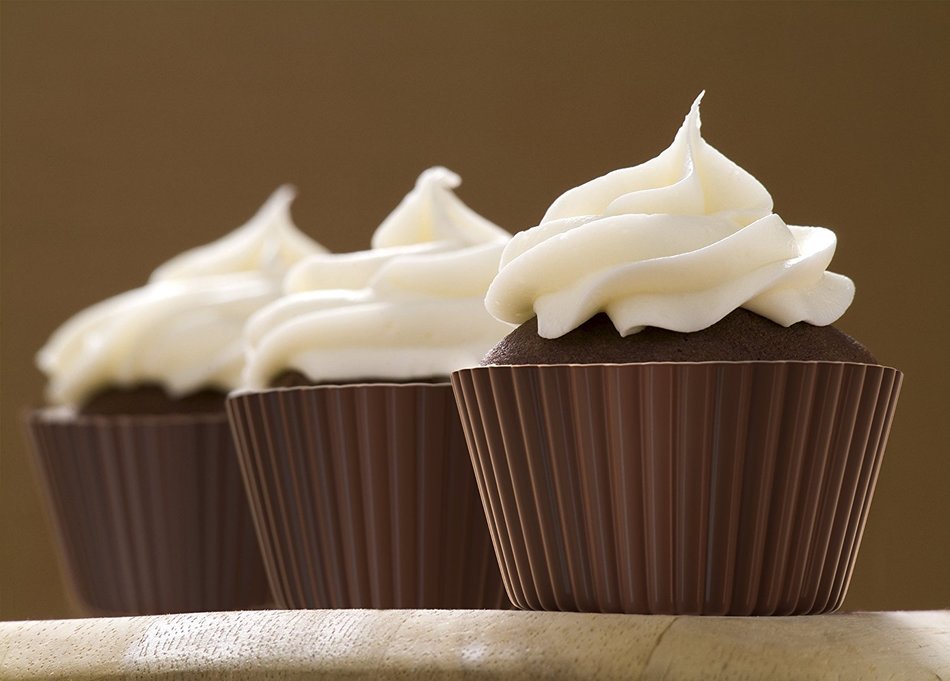 Simple Home Creations Nonstick Silicone Muffin Cups 12 Standard Cupcake Size Cup Cream & Brown N7