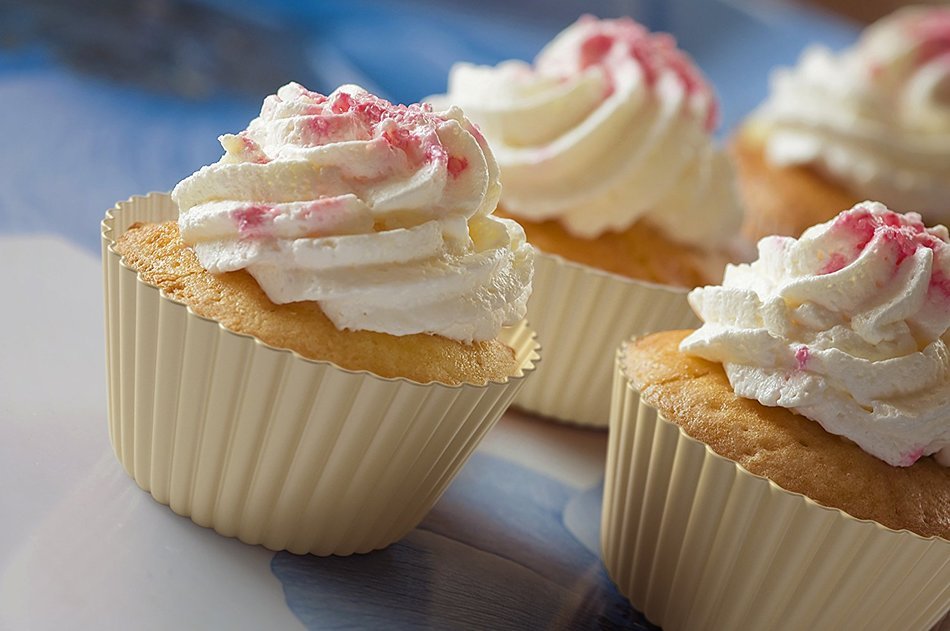 Simple Home Creations Nonstick Silicone Muffin Cups 12 Standard Cupcake Size Cup Cream & Brown N8