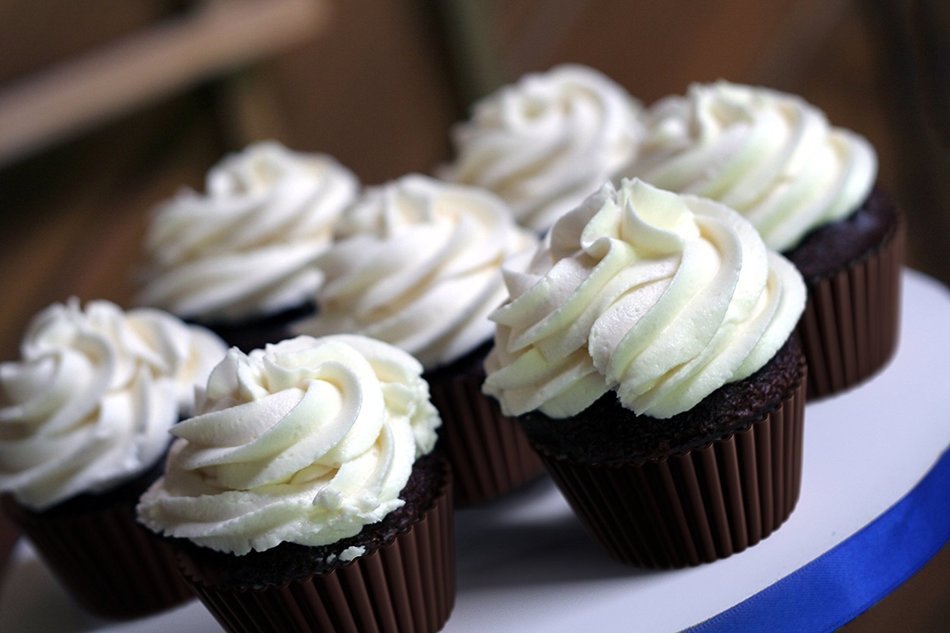 Simple Home Creations Nonstick Silicone Muffin Cups 12 Standard Cupcake Size Cup Cream & Brown N9