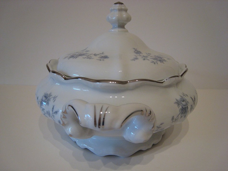 Johann Haviland Fine China Blue Garland Covered Casserole Dish N4