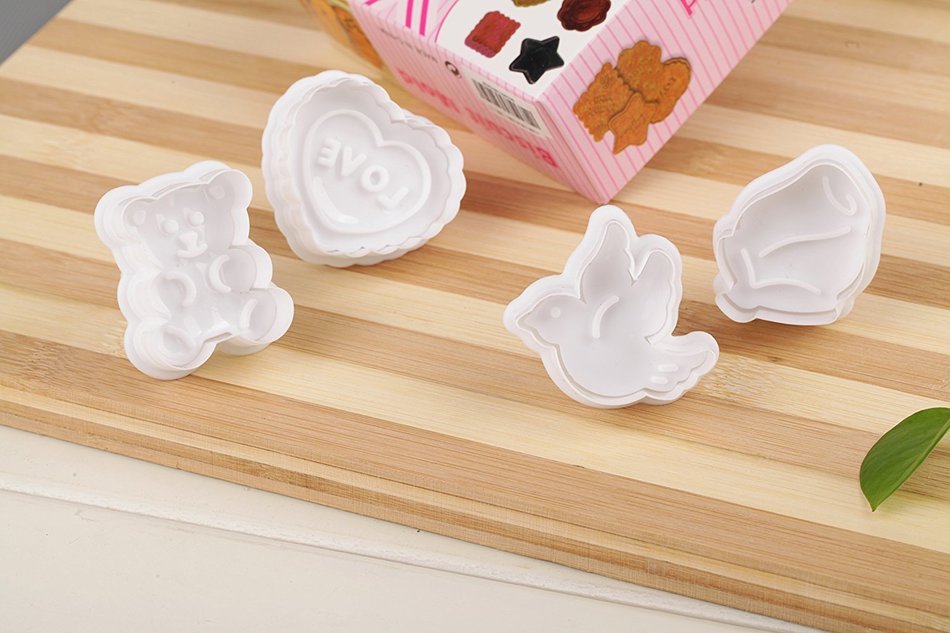 Home Value Baking Pie Crust Cutters, Set of 4, Dove, Bear, Heart, Leaf (COOKIECUTCK05)( N5