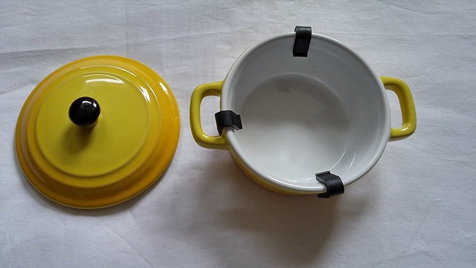 Stoneware Mini Round Casserole Dish, Assorted Colors (Yellow) N2