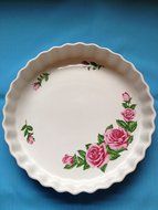 CHRISTINEHOLM White w Cabbage Rose Garland Baking Dish